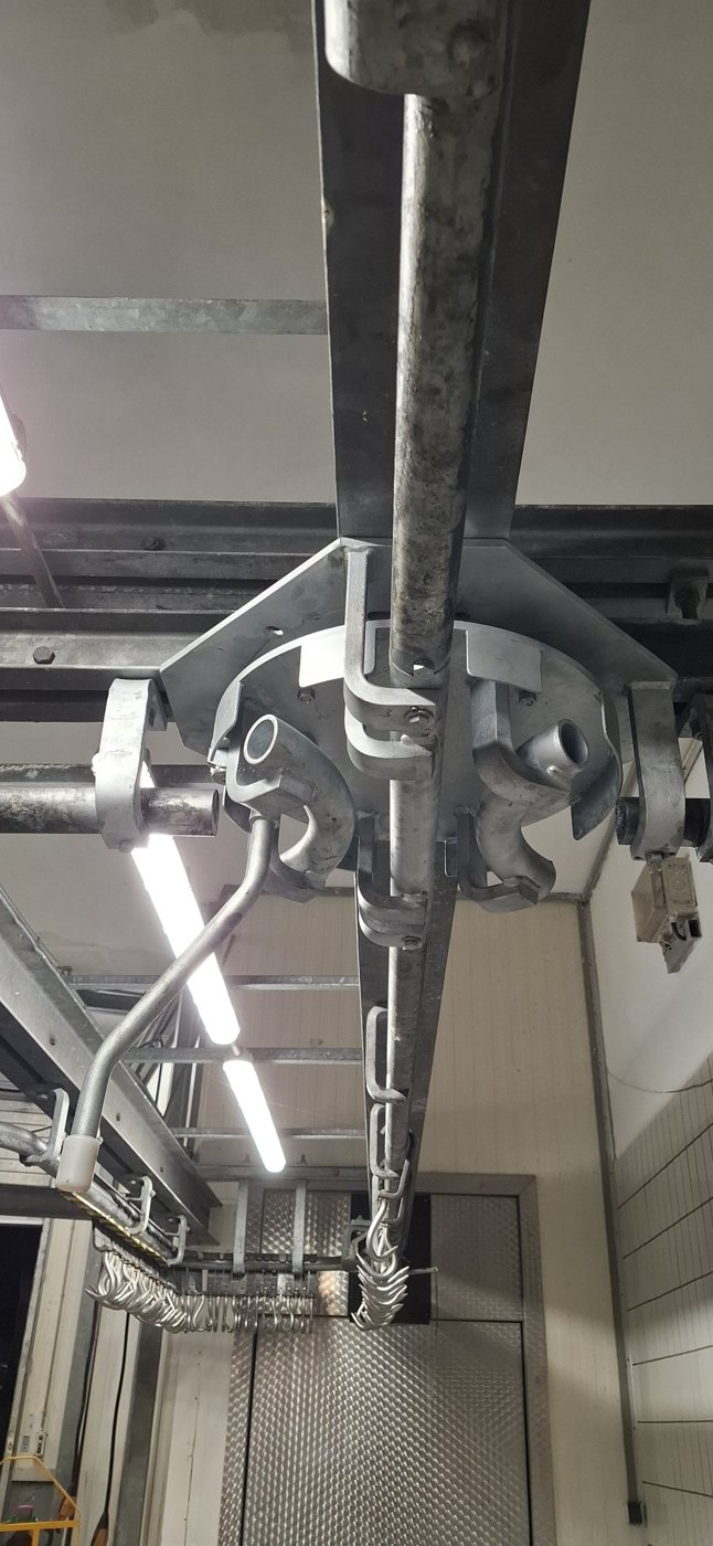 Rohrbahn mit Weiche in einer Produktionshalle