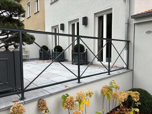 Terrassengeländer aus Stahl mit Kreuzmuster