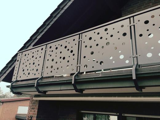 Balkongeländer mit gelasertem Lochblech-Design