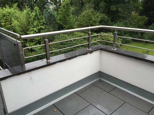Edelstahlgeländer auf einer Dachterrasse