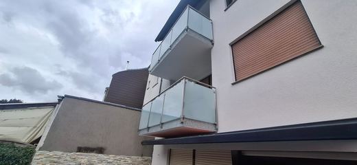 Balkongeländer aus Edelstahl mit satiniertem Glas