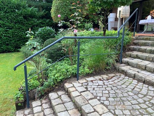 Handlauf aus Stahl in Anthrazit an einer Natursteintreppe im Garten