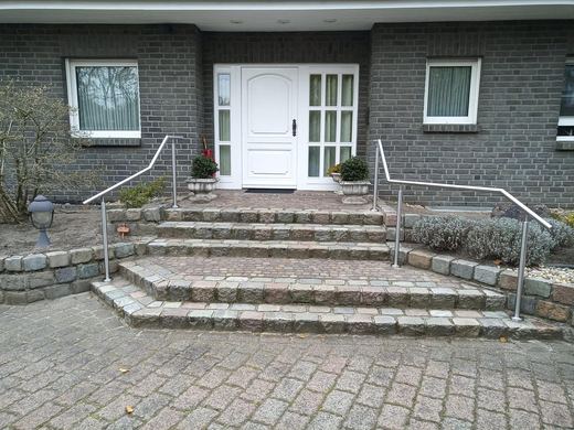 Edelstahl-Handläufe beidseitig an einer Eingangstreppe
