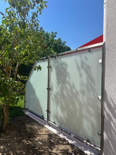 Sichtschutzwand mit Glasfüllung im Garten