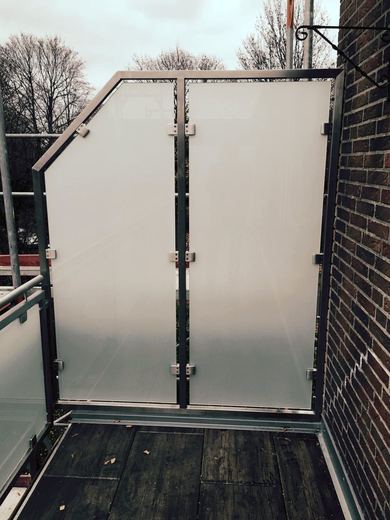 Balkon-Windschutz mit satiniertem Glas