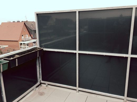 Windschutz mit Grauglas auf einer Dachterrasse