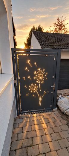 Gartentor in Anthrazit mit gelasertem Pusteblumen-Motiv