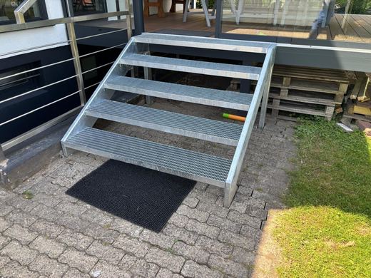 Verzinkte Treppe mit Gitterroststufen zu einer Terrasse