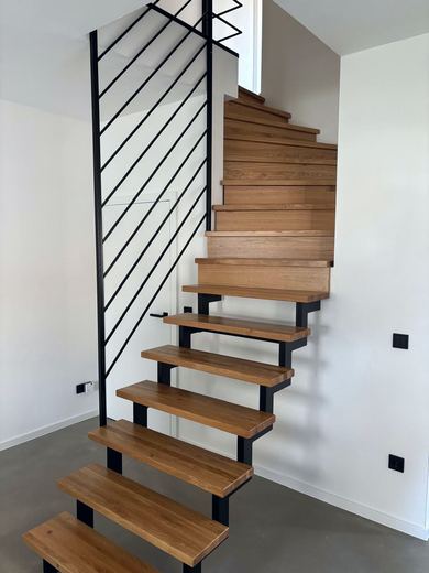 Stahltreppe mit Holzstufen und Stabgeländer
