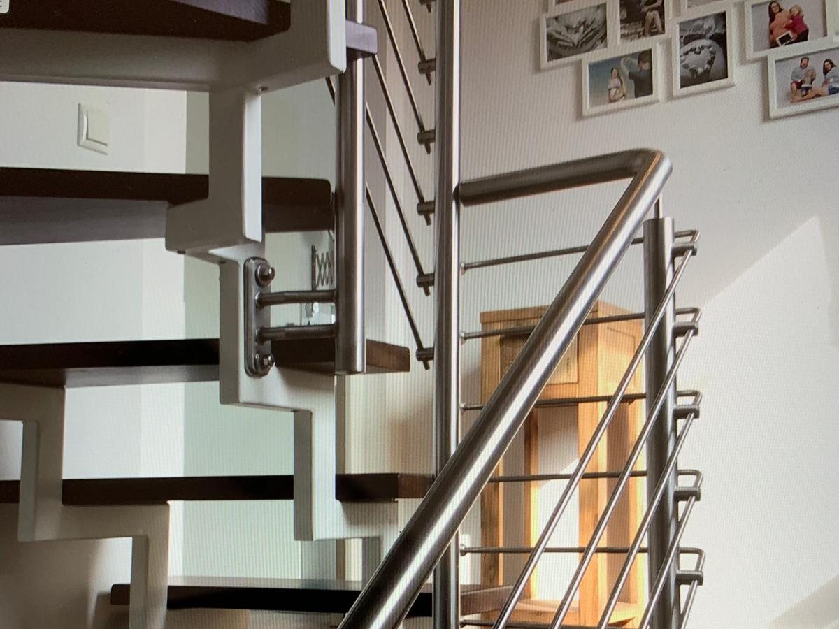 Edelstahl-Treppengeländer mit Querstäben im Wohnhaus
