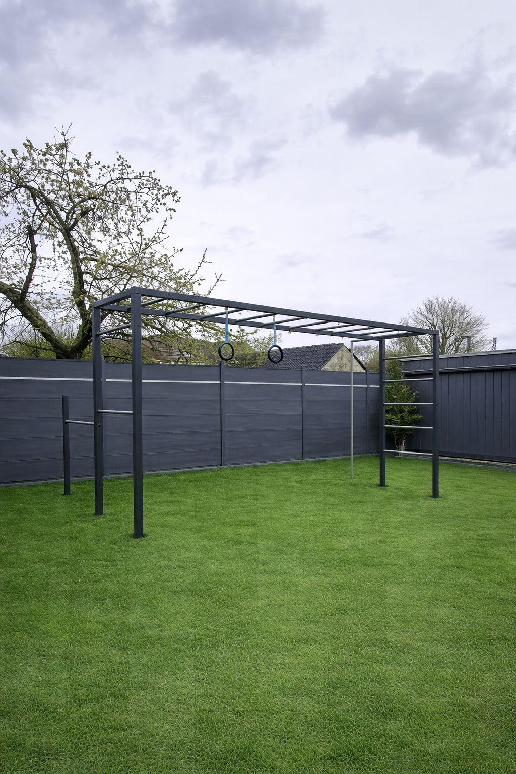Modernes anthrazitfarbenes Klettergerüst aus Metall im Garten