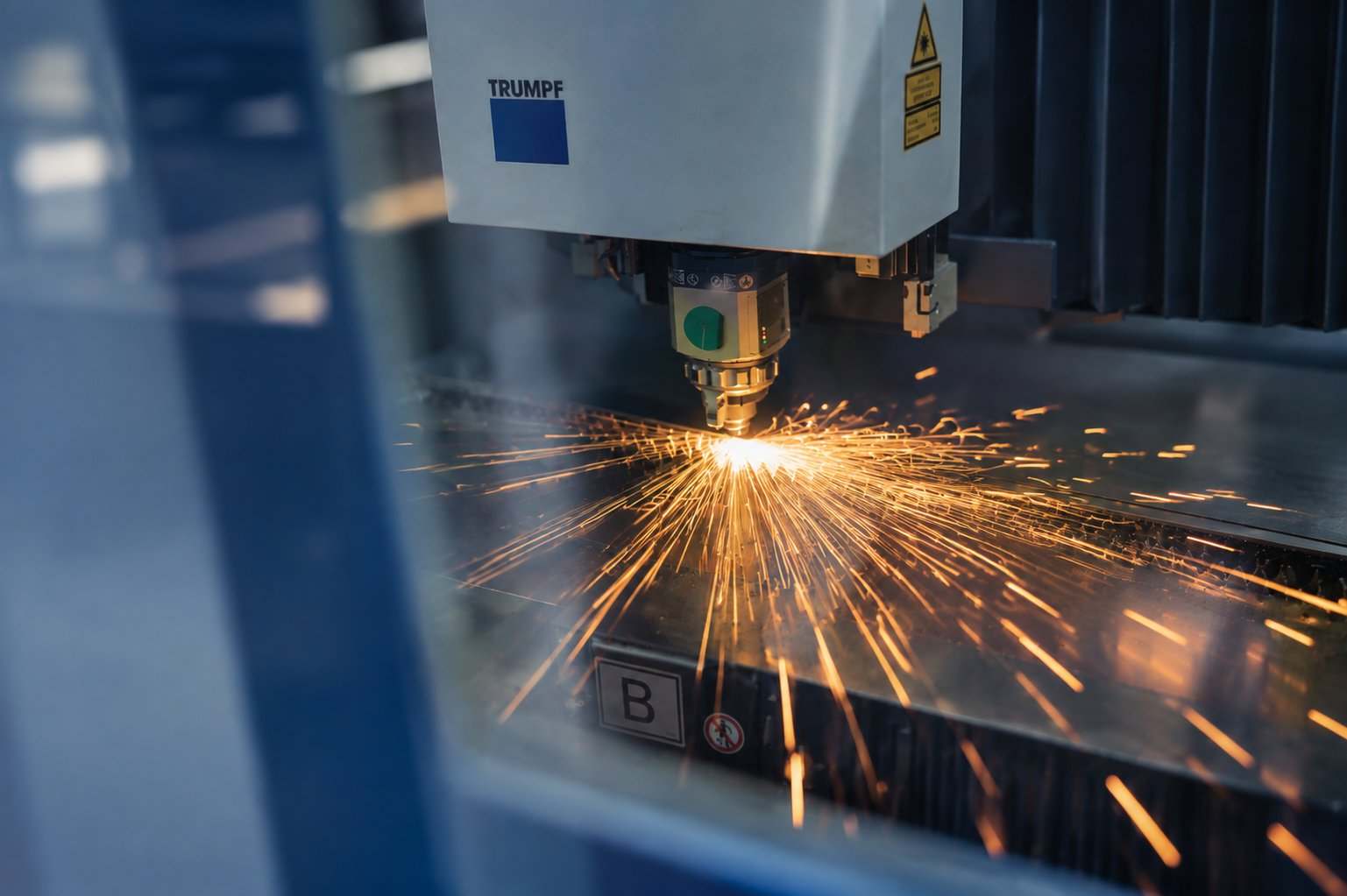 Laserschneidanlage beim Schneiden von Stahlblech