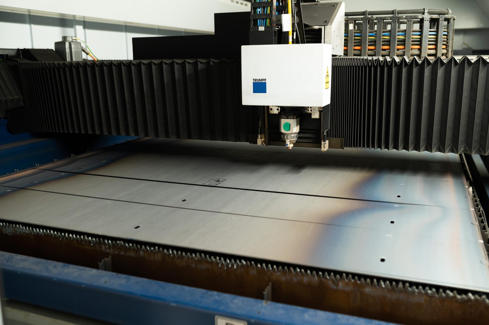 Blechtafel auf dem Schneidtisch der Laseranlage