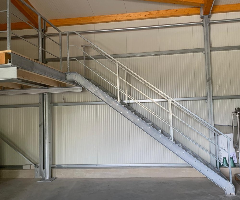 Feuerverzinkte Stahlbühne mit Treppenaufgang in einer Industriehalle