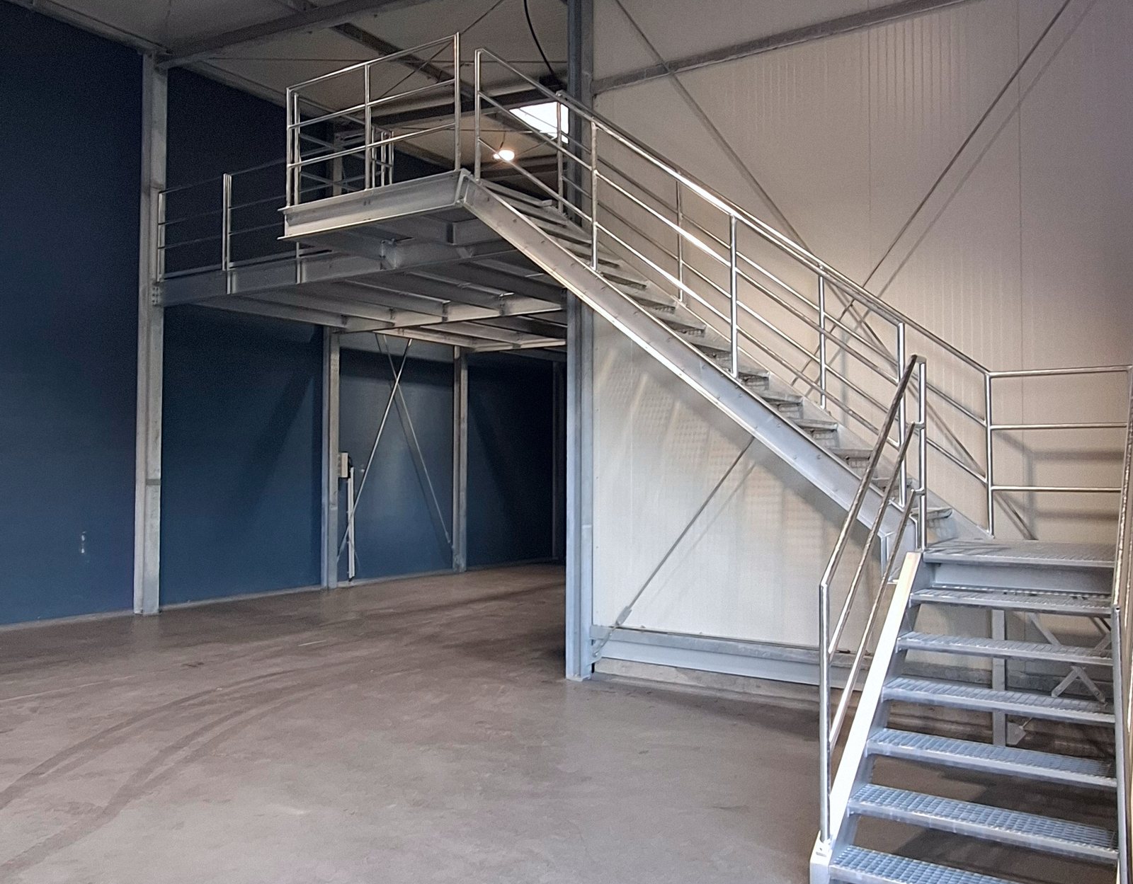 Stahlbühne mit Treppenaufgang von SAF in einer Lagerhalle